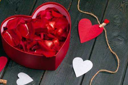 Κουτί σε σχήμα καρδιάς με ροδοπέταλα