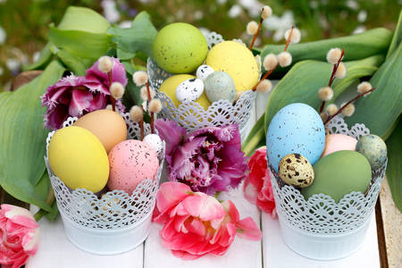 Великденски яйца в кошници