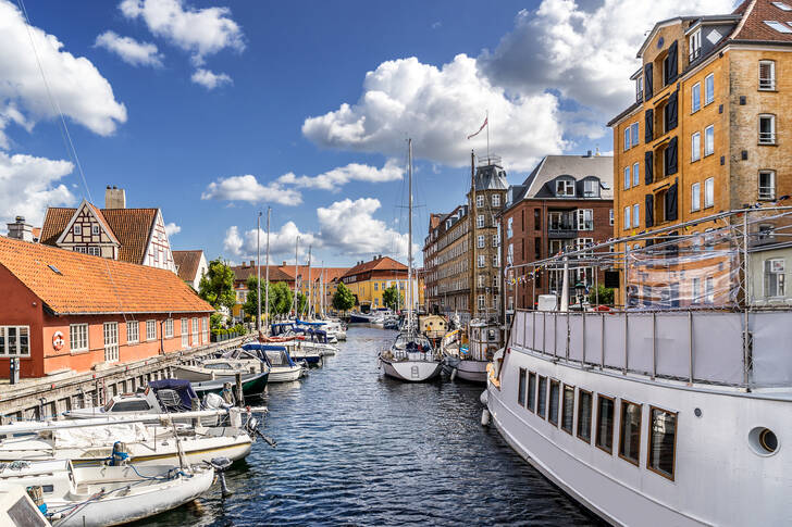 Kotvící loď v kanálu Christianshavn
