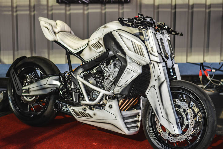 Белый спортивный мотоцикл