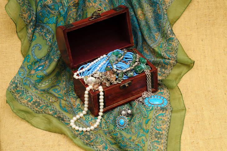 Bijoux dans un coffre en bois