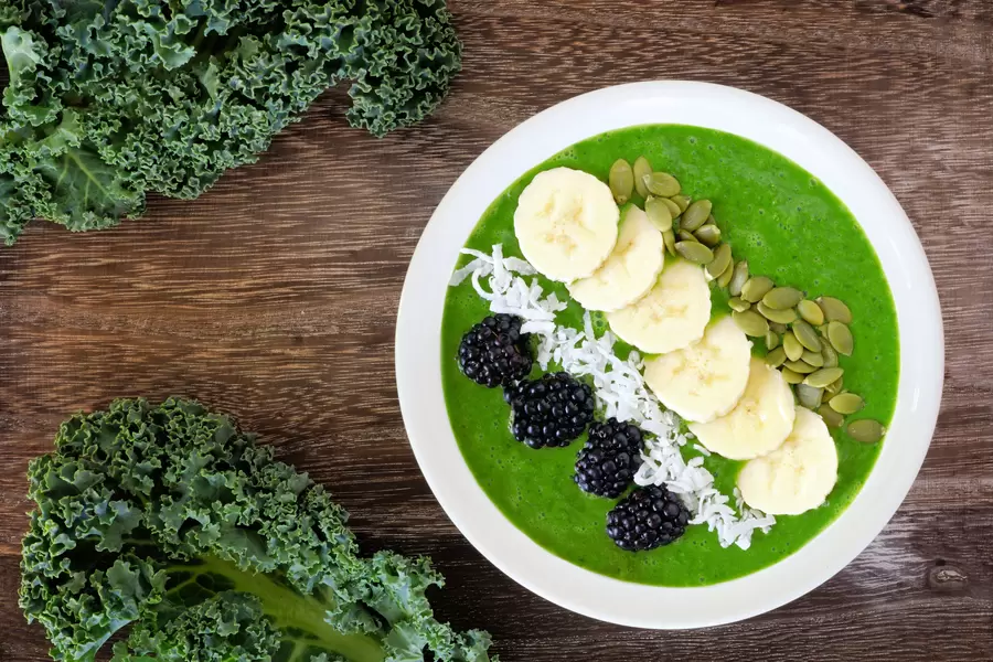 Grønn smoothie med banan og bjørnebær
