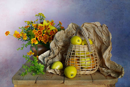 Ябълки в кошница и цветя