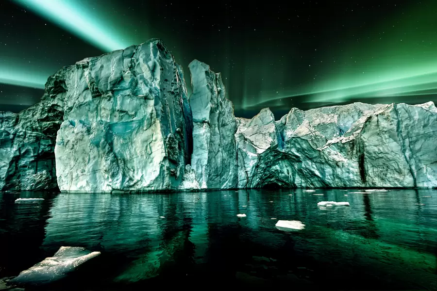 Aurores boréales sur un iceberg