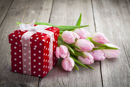 Тюльпаны и подарок
