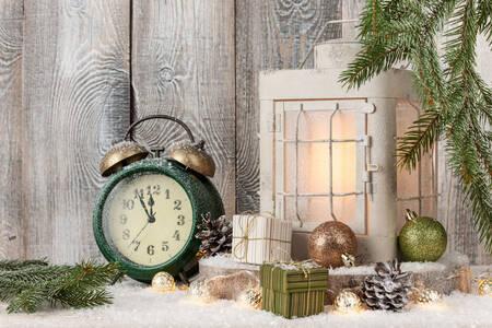 Коледен фенер и стар часовник
