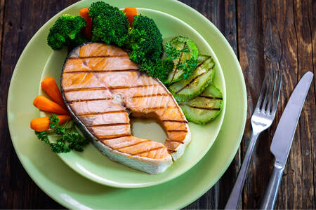 Salmon steak with vegetables