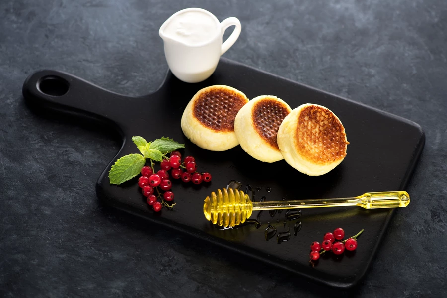 Cheesecakes op een zwart bord