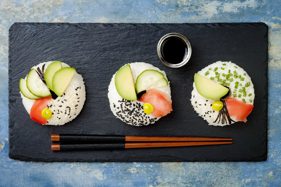 Sushimunkar på ett fat