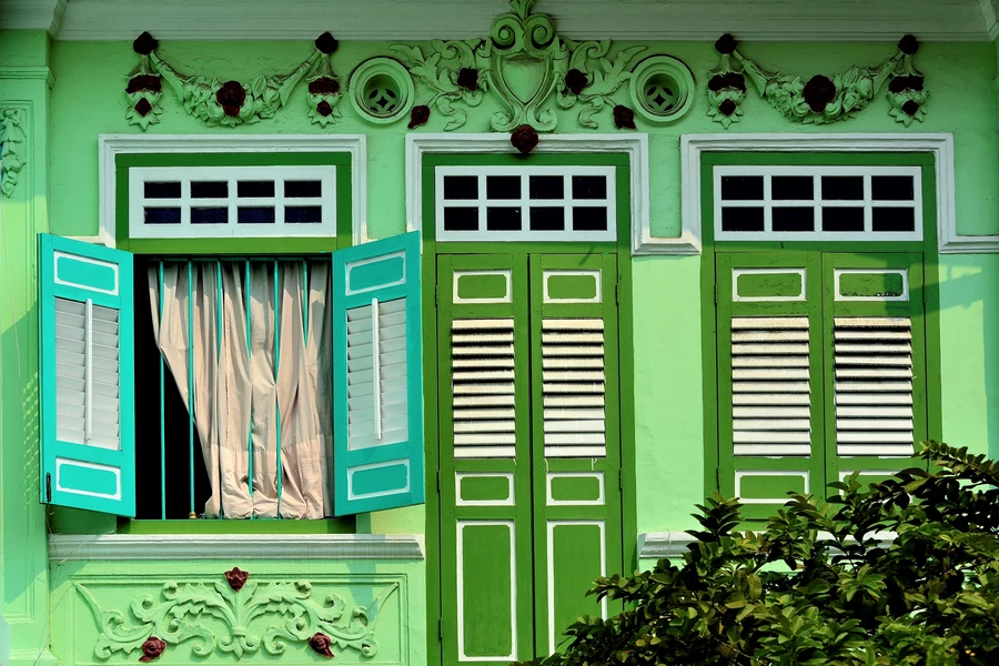 Groene gevel van een oud gebouw