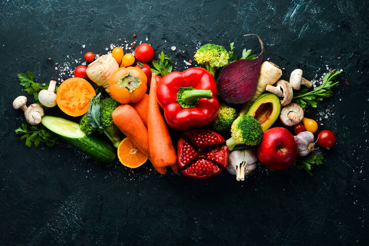 Grönsaker och frukter på ett stenbord