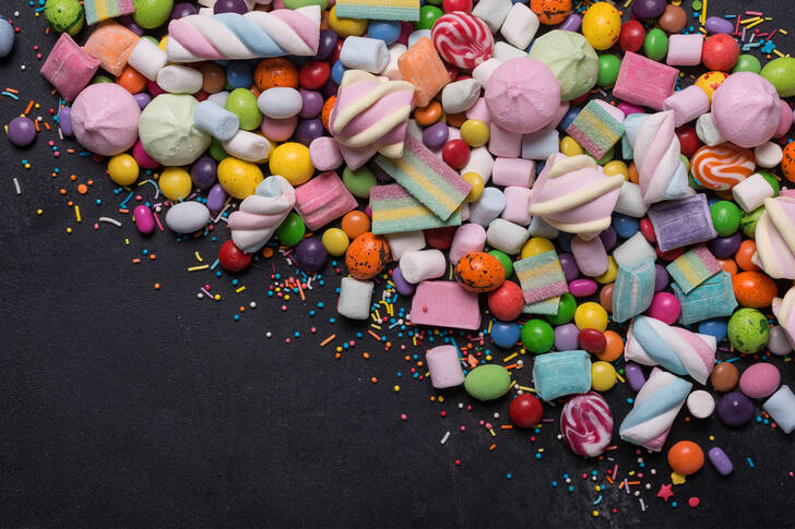 Viacfarebné cukríky a marshmallows