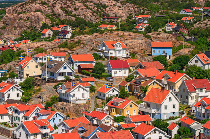 Huizen aan de kust van Zweden