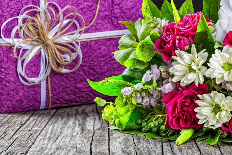 Boeket bloemen en cadeau