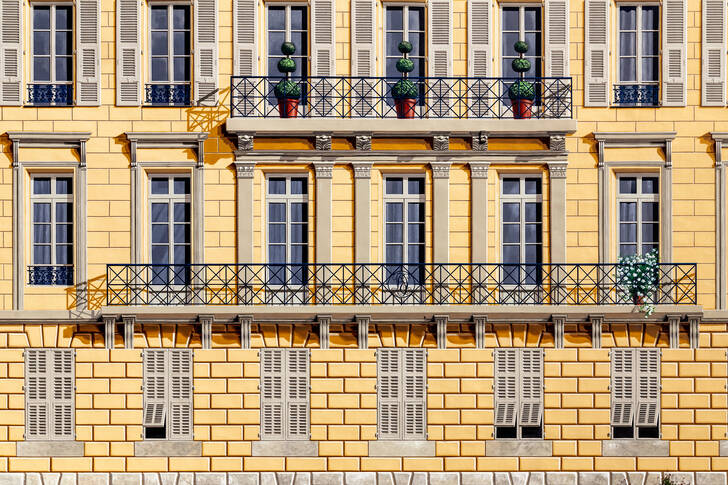 Fasad av ett gammalt hus i Nice