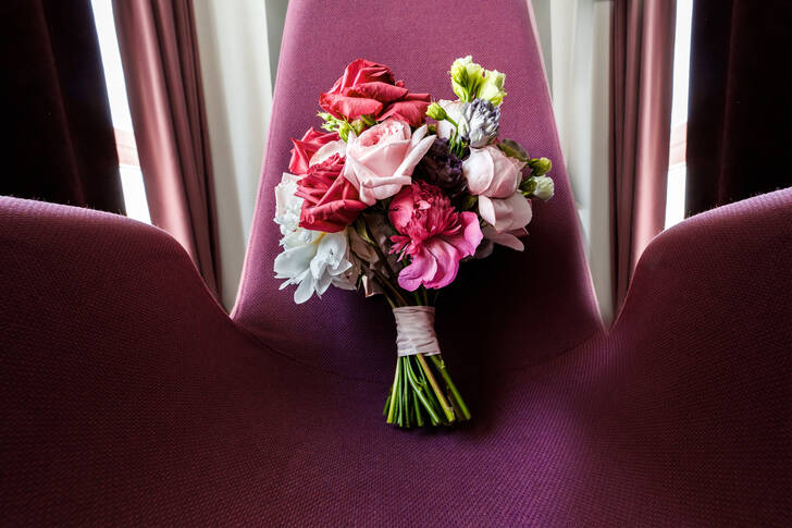 Blumenstrauß auf dem Stuhl