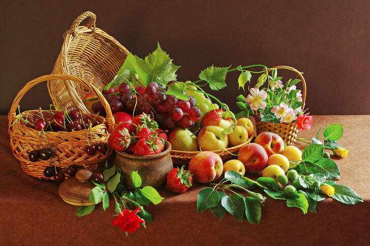 Плодове и горски плодове в кошници