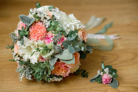 Il bouquet della sposa e il fiore all'occhiello dello sposo