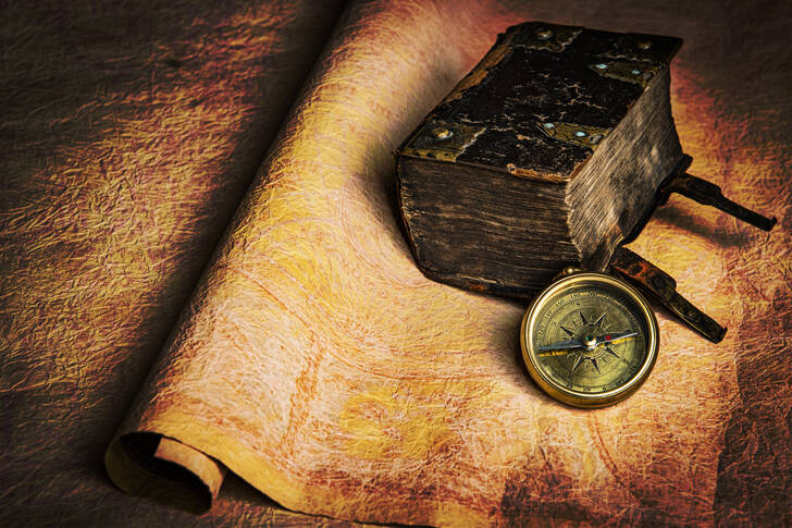 Kompass och bok på bordet