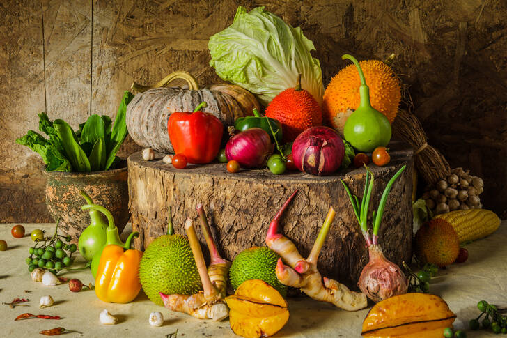 Grönsaker och frukter på en stubbe