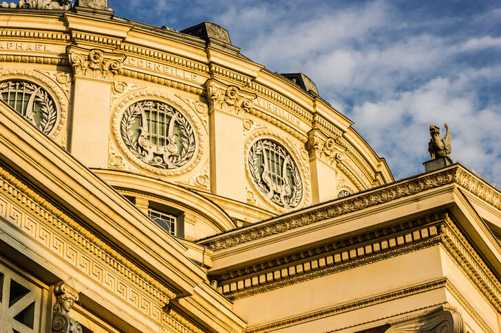 Detaljer om fasaden av det rumänska Athenaeum