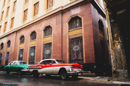 Binanın yakınındaki retro arabalar