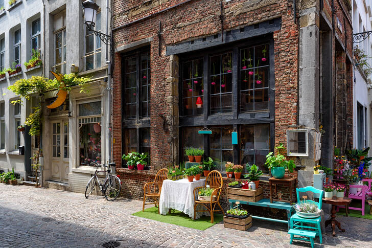 Стара улица в град Антверпен