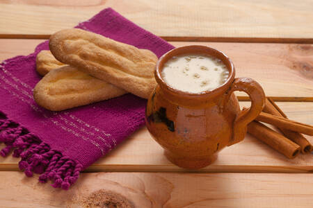 Traditionelles Getränk und Brot aus Guatemala