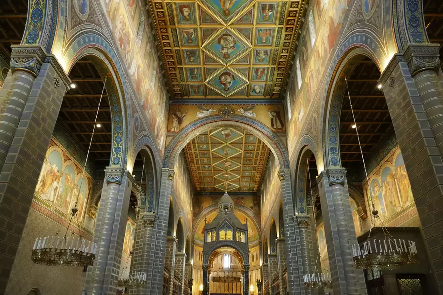 Arsitektur Katedral Santo Petrus dan Paulus