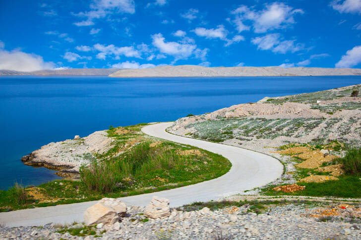 Väg genom den steniga stranden