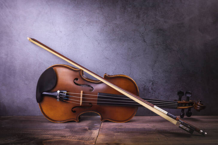 Violon sur un sol en bois