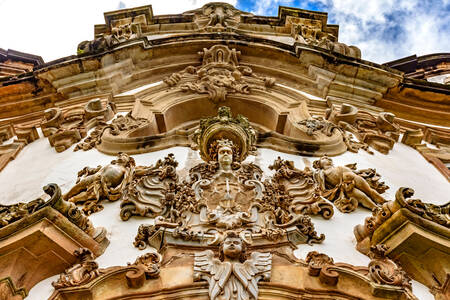 Fasad sebuah gereja di kota Ouro Preto