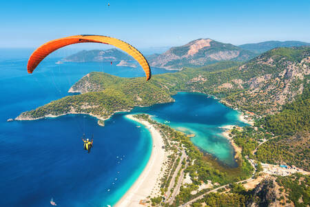 Paragliding, fjell og lagune
