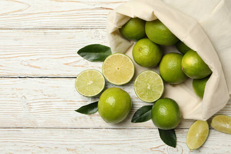 Limonki na drewnianym tle