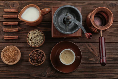 木製の背景にあるコーヒーとアクセサリー