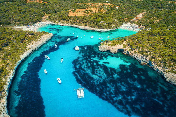Perahu-perahu di teluk di Mallorca
