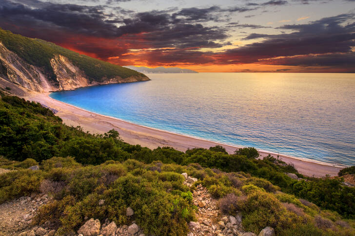 Zachód słońca na plaży Myrtos w Grecji
