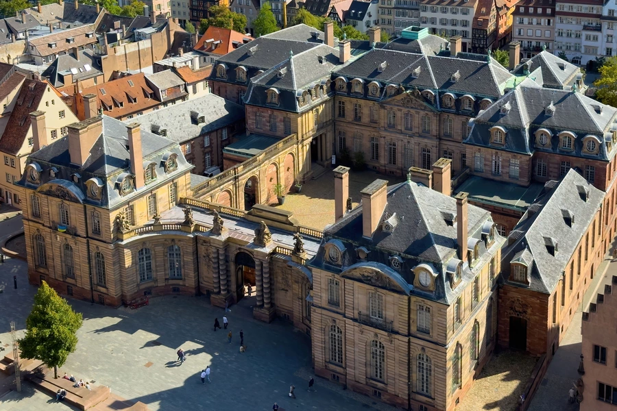 Linnulennuvaade Strasbourgis asuvale Rohan’i paleele