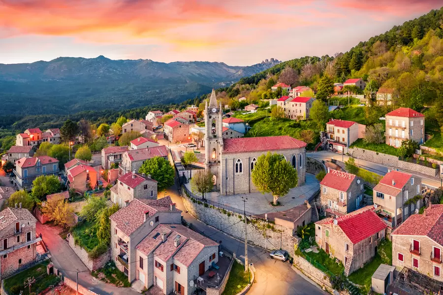 Wieczorny widok na miasto Dzondza
