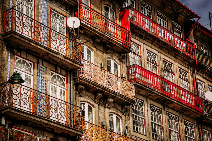 Mooie gevel van een huis in de stad Porto