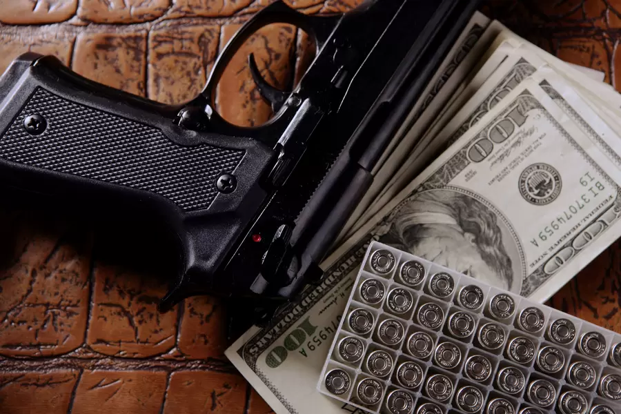 Dollarbiljetten, pistool en patronen