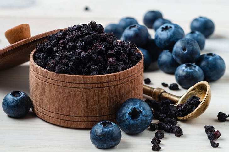 Dried and fresh blueberries