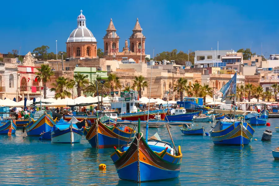 Kolorowe łodzie w porcie Marsaxlokk