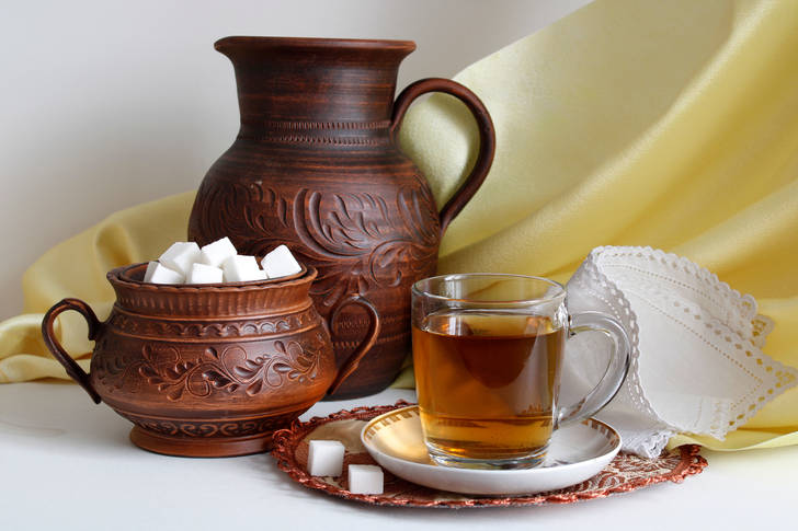 Šalica čaja i slatkiši na stolu