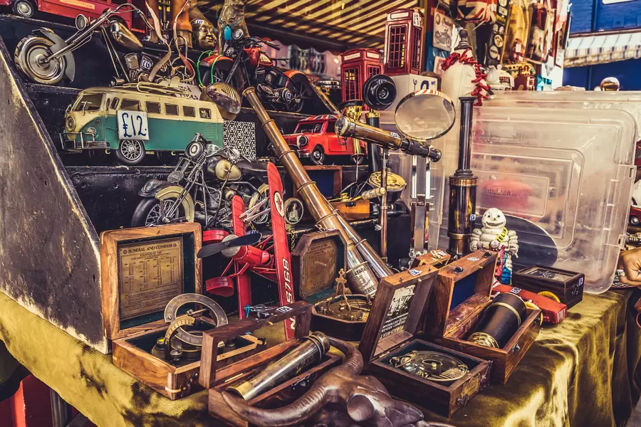 Oude dingen op de markt van Portabello Road