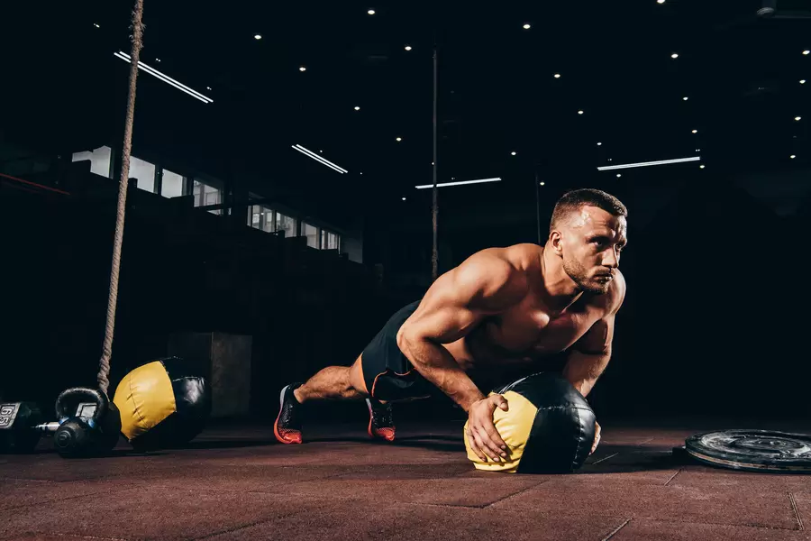 Sportlane teeb kätekõverdusi