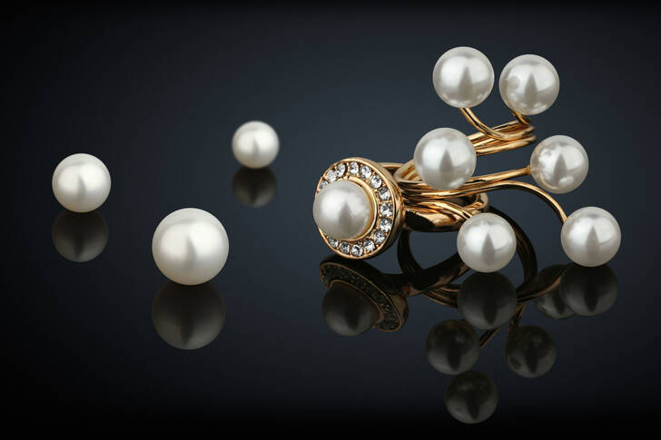 Ring with diamonds and pearls