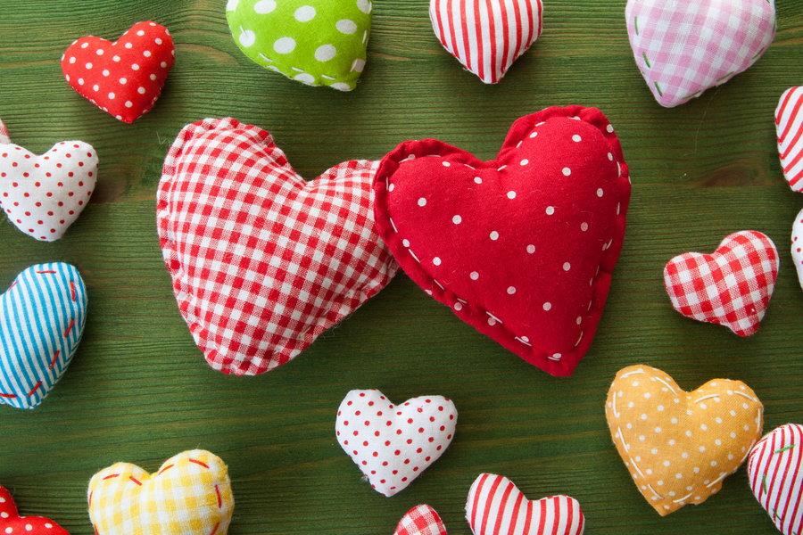 Coeurs en tissus multicolores