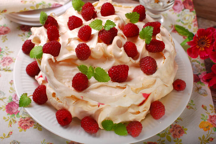 Meringue cake "Pavlova"