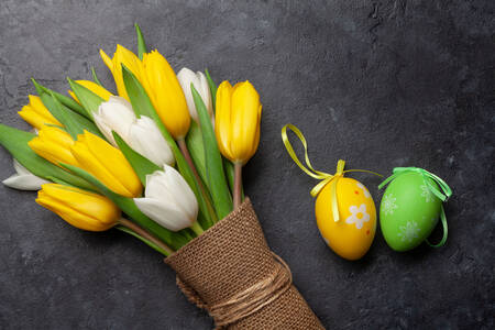 Tulipány a veľkonočné vajíčka